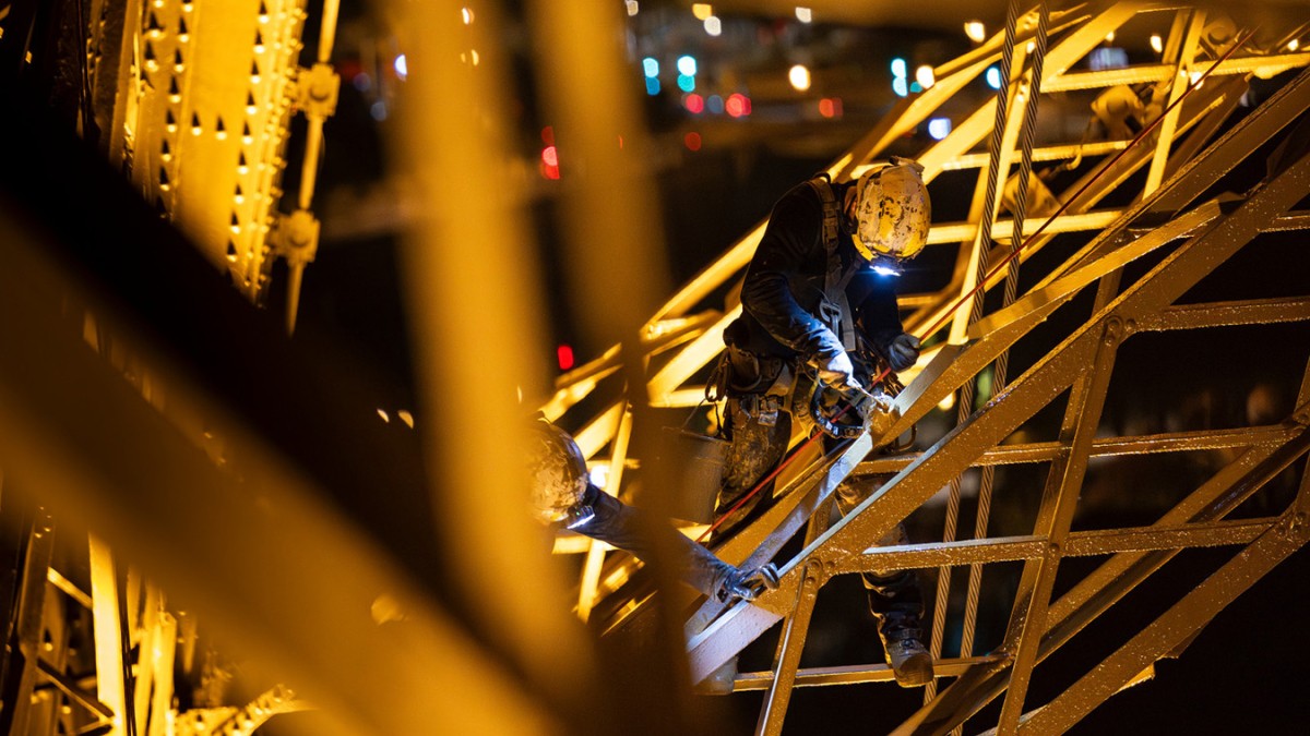 Foto de un pintor en la Torre Eiffel