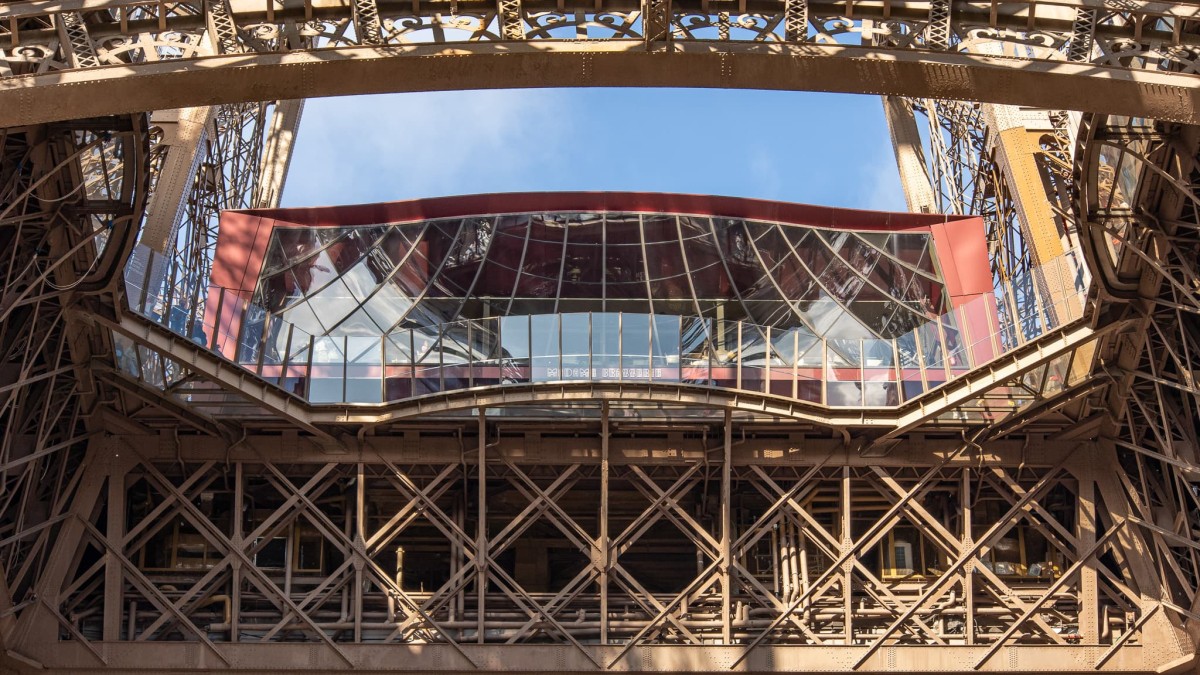 El restaurante de la Torre Eiffel en 1900
