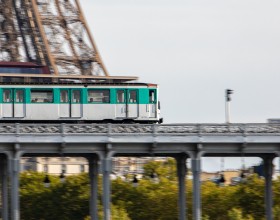 Vista de la Torre Eiffel y de la línea 6