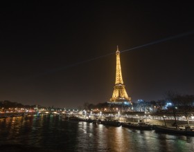 La Torre Eiffel por la noche