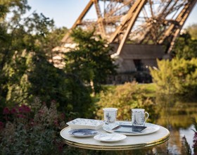 Foto de la colección Bernardaud en los jardines de la Torre Eiffel