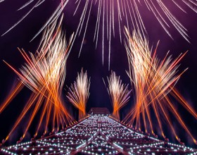Foto de fuegos artificiales en la Torre Eiffel