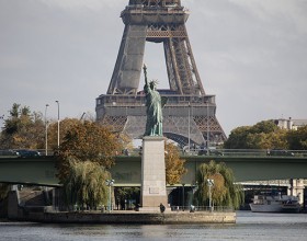 La réplica de la Estatua de la Libertad en París
