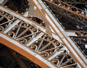 Una vista panorámica de la Torre Eiffel nevada