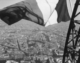 Foto de la bandera tricolor izada en lo alto de la Torre Eiffel.