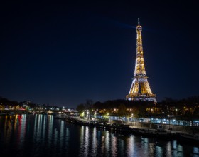 La Torre Eiffel de noche