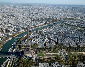 Vista aerea de Paris y la Torre Eiffel