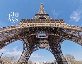 Torre Eiffel con el logotipo «130 años».