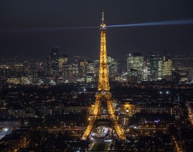 Imagen de la Torre Eiffel iluminada de noche