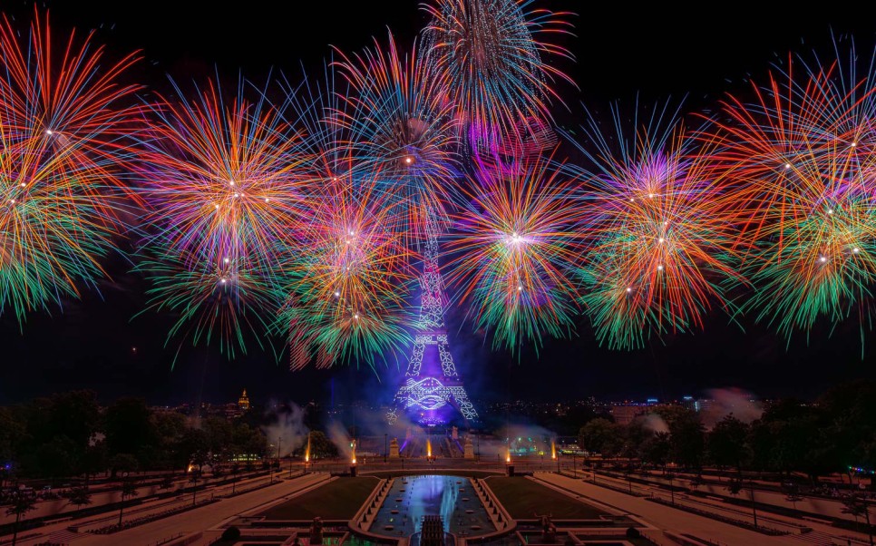 Foto de los fuegos artificiales en la torre Eiffel
