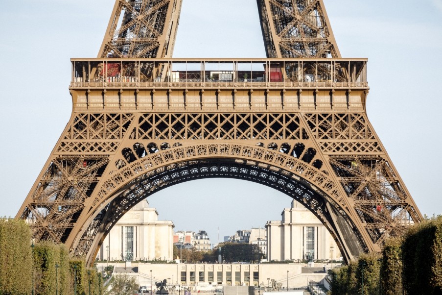 Simulación fotográfica de la Torre decorada con un segundo friso con los nombres de mujeres científicas.