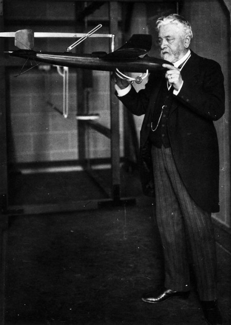 Gustave Eiffel y un prototipo de avión