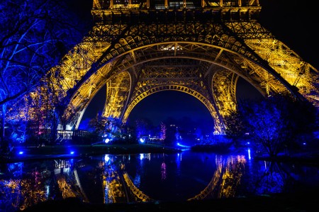 Los jardines y la explanada bajo la Torre Eiffel iluminados para las fiestas navideñas.