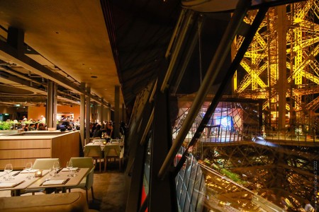 Vista nocturna de la estructura de la Torre Eiffel desde Madame Brasserie