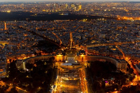 Vista nocturna de París desde lo alto de la Torre Eiffel