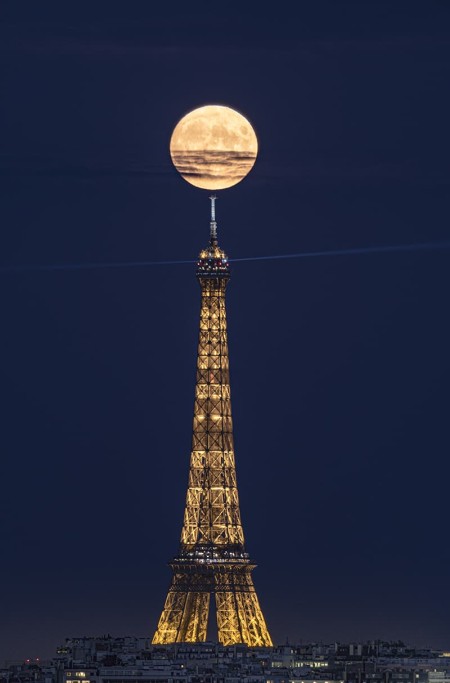 Foto de la luna sobre la Torre Eiffel