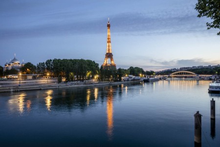 Vista nocturna de la Torre Eiffel y el Sena
