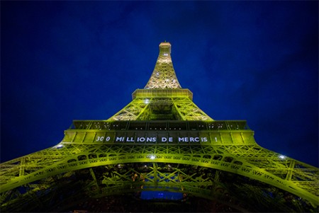 Proyección «300 millones de gracias» en la Torre Eiffel