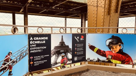 Cartel de la exposición en las escaleras