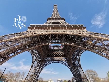 Torre Eiffel con el logotipo «130 años».