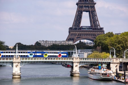 La línea C del RER y la torre Eiffel