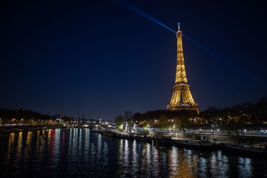 Foto de la Torre Eiffel iluminada