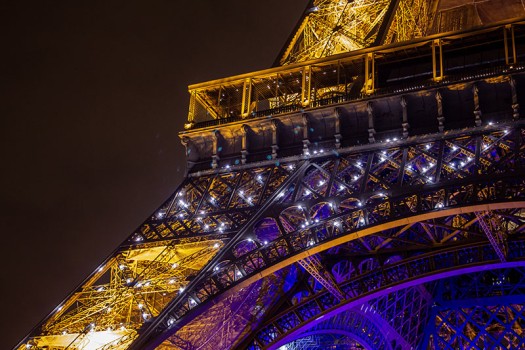 Foto del destello en uno de los pilares de la Torre Eiffel.