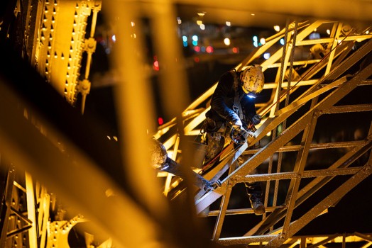Foto de pintor en la Torre Eiffel
