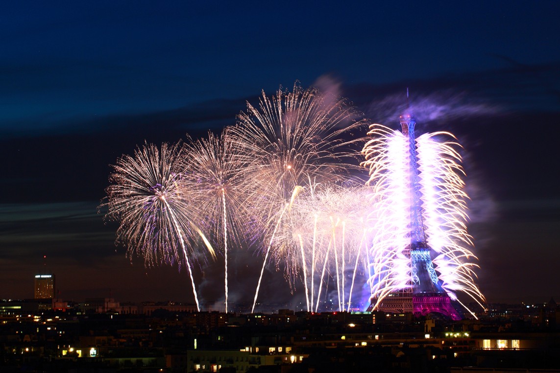 Foto de fuegos artificiales en la Torre Eiffel
