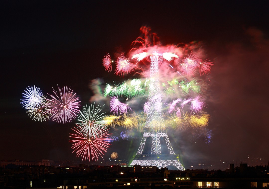 Foto de fuegos artificiales en la Torre Eiffel