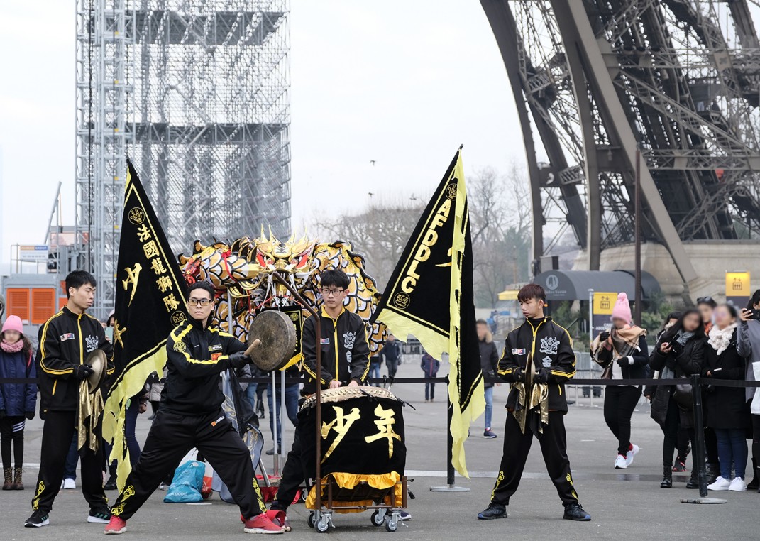Foto de la Asociación Francesa de Danza del Dragón y el León Chinos.