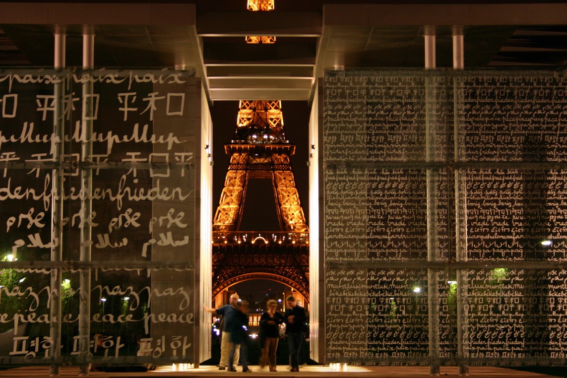 La Torre Eiffel de noche a través del Muro de la Paz