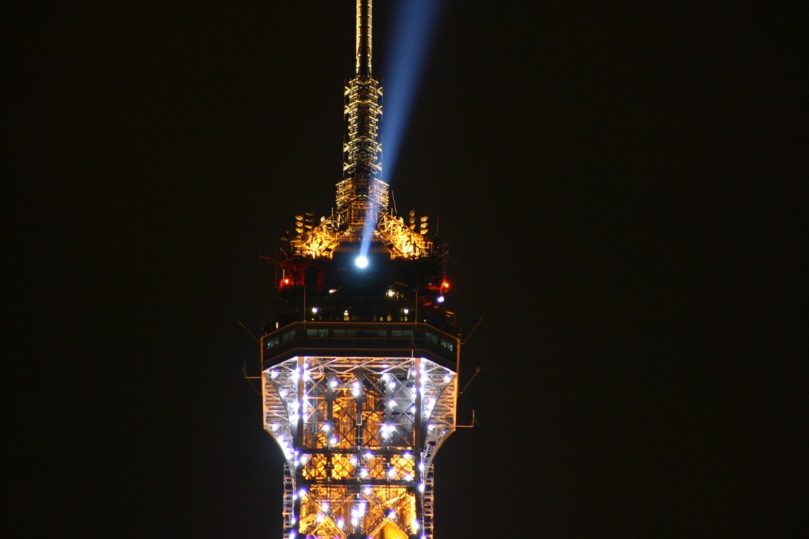 Faro de la Torre Eiffel por la noche