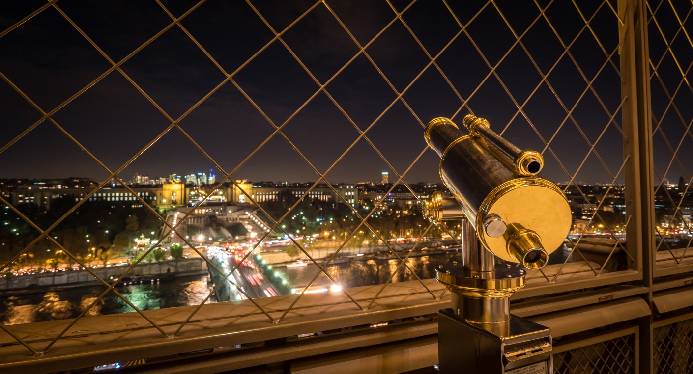 Vista panorámica de la Torre Eiffel por la noche