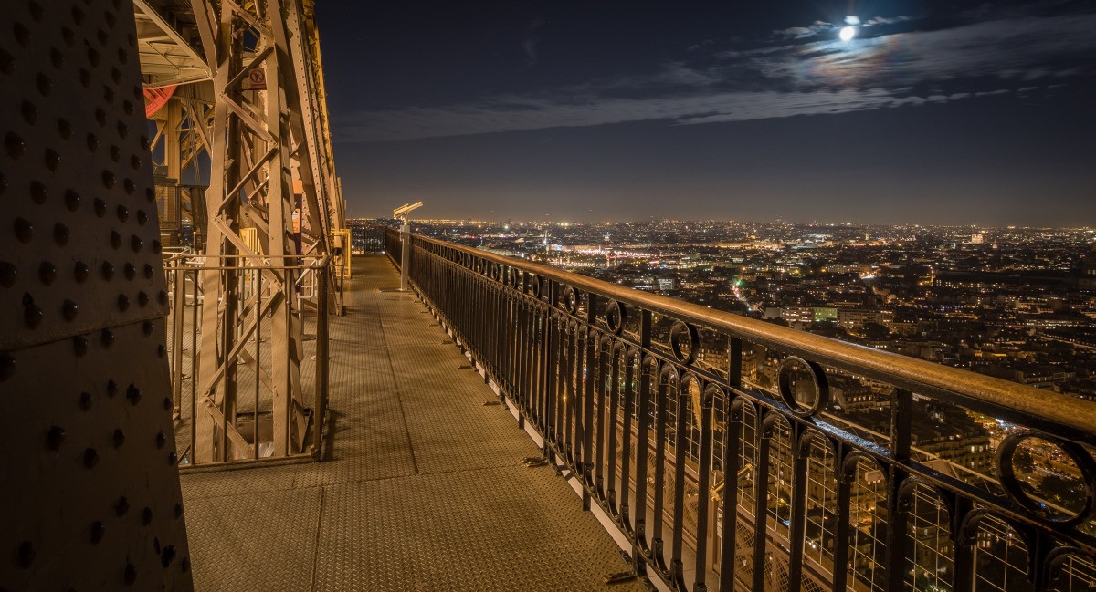 Vista nocturna desde el segundo piso de la Torre Eiffel