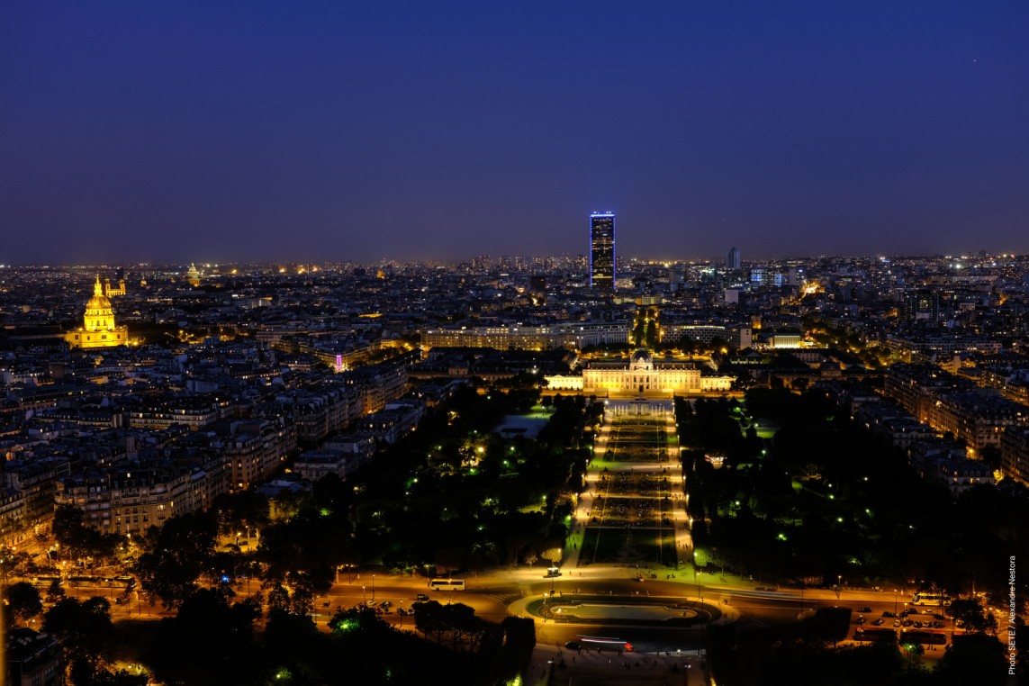 Vista nocturna del Campo de Marte desde la Torre Eiffel