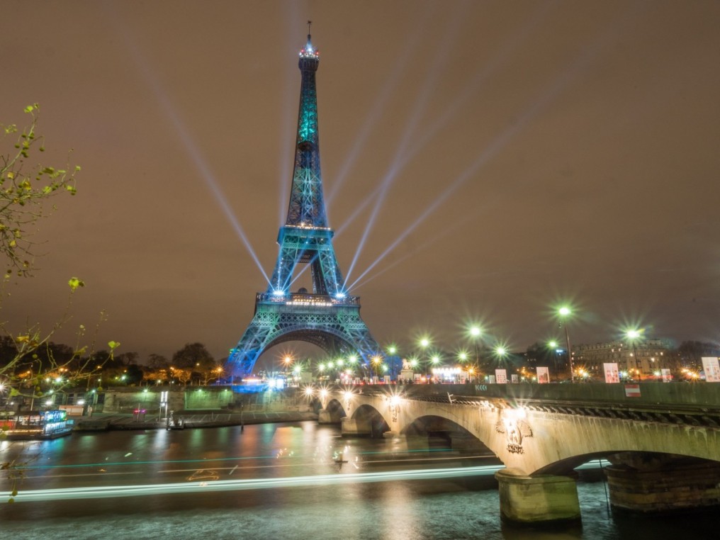 Torre Eiffel iluminada COP21