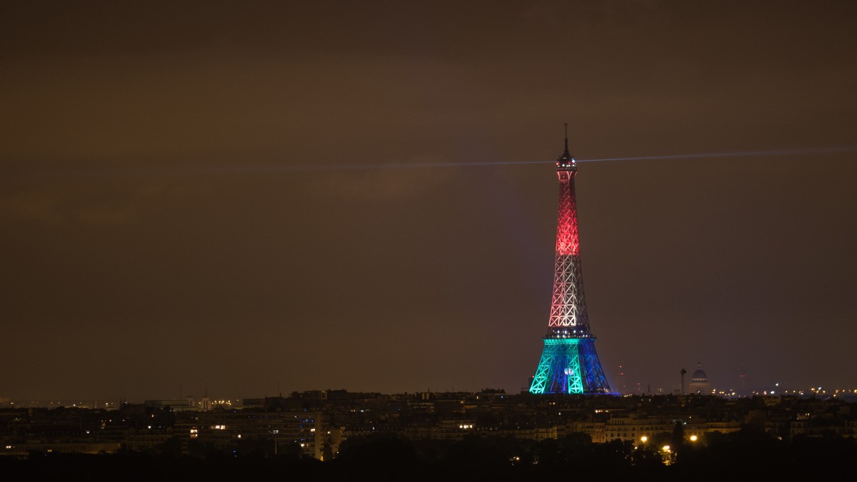 Torre Eiffel iluminada Orlando arcoíris