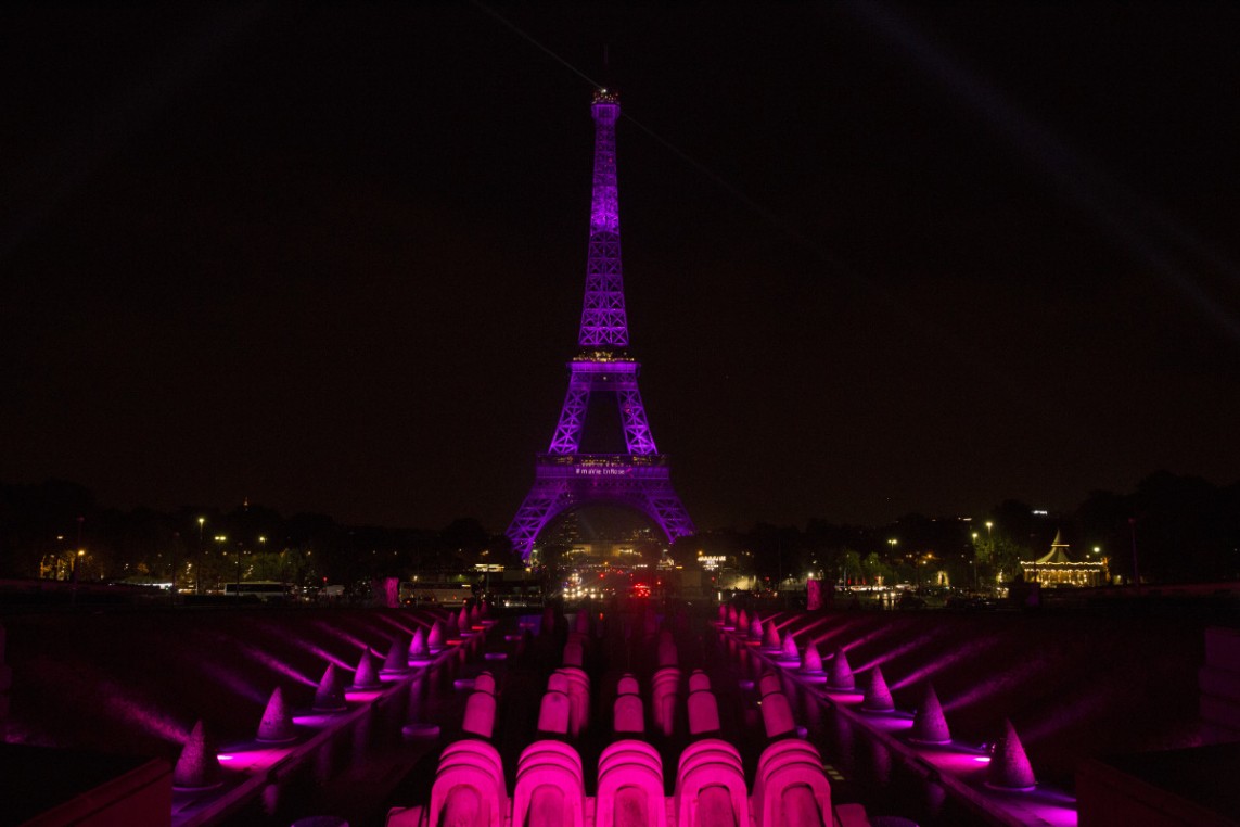 Torre Eiffel iluminada Octubre Rosa