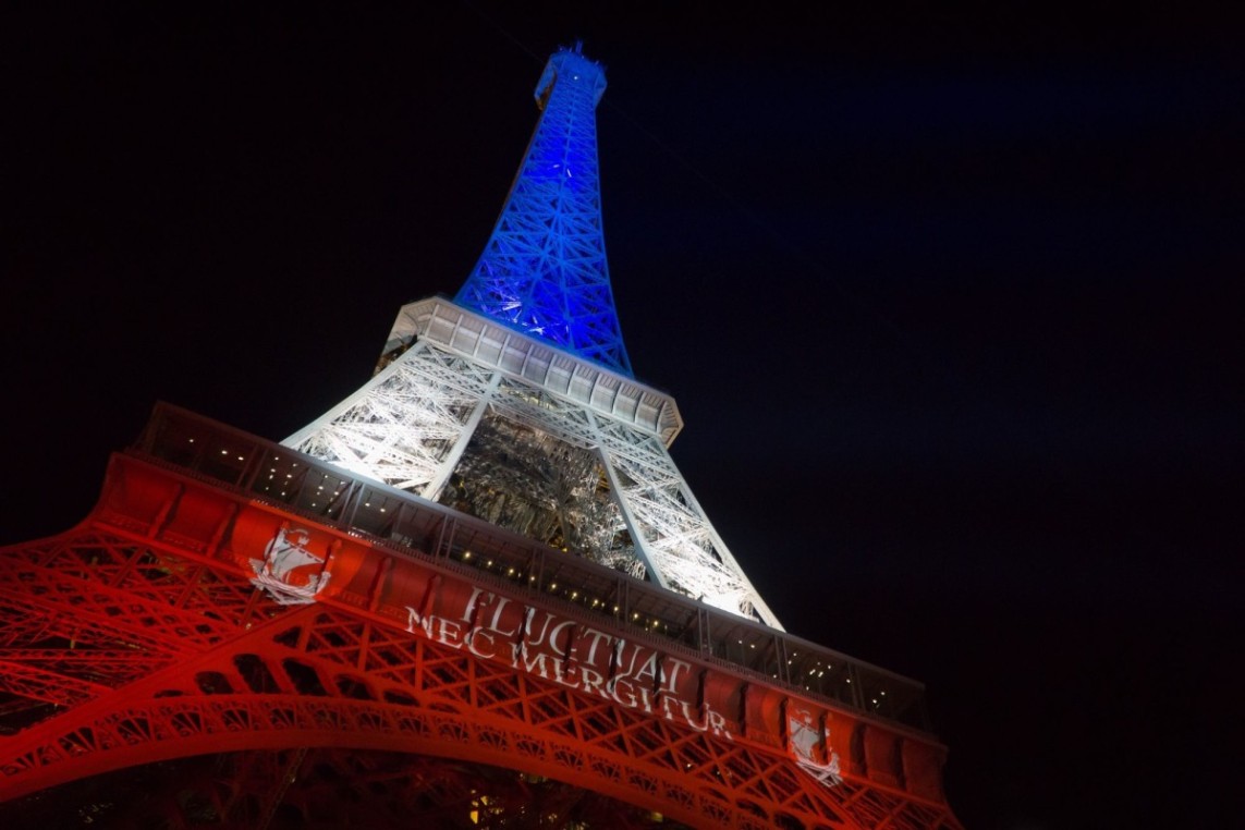 Torre Eiffel iluminada en azul blanco y rojo