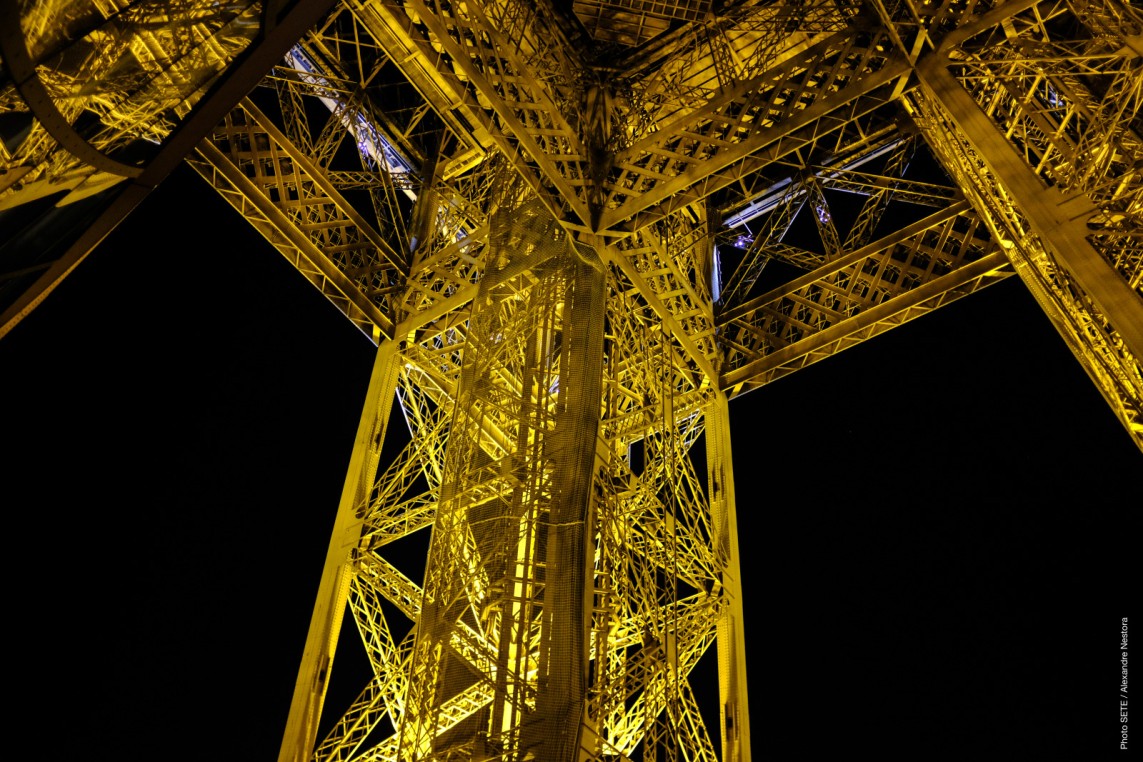 La estructura vista desde el primer piso por la noche