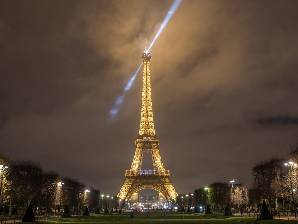 Torre Eiffel iluminada por la noche desde el Campo de Marte