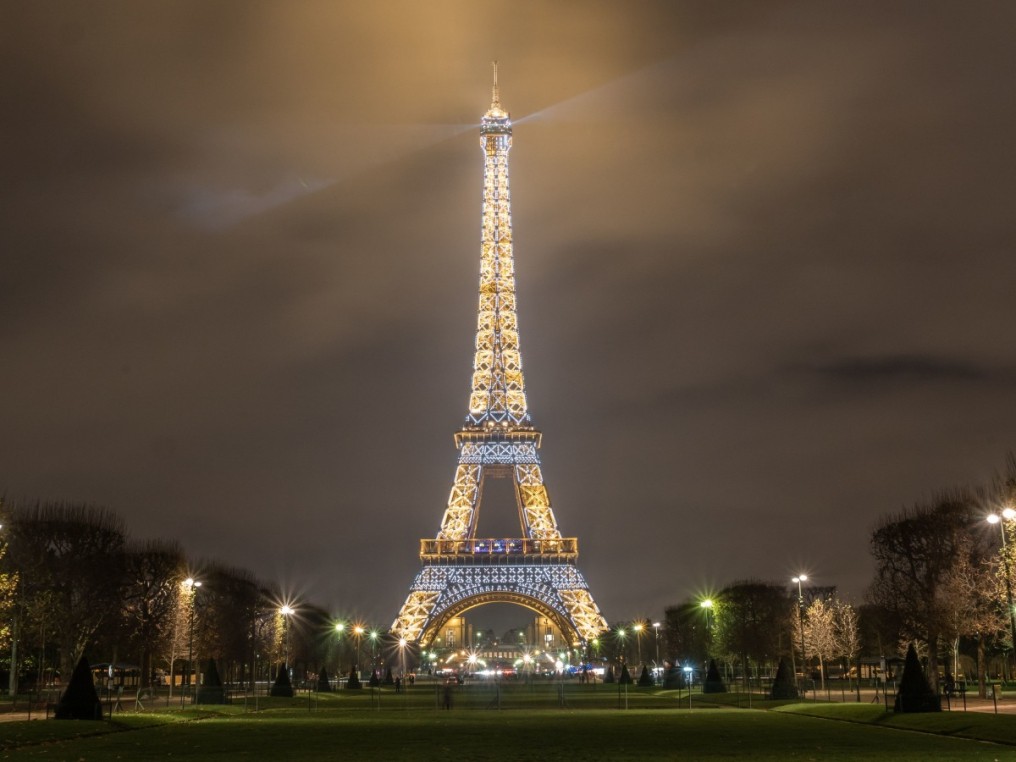 Torre Eiffel iluminada por la noche desde el Campo de Marte