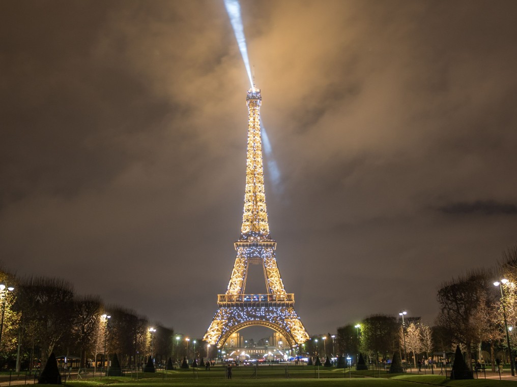 La Torre iluminada desde el Campo de Marte