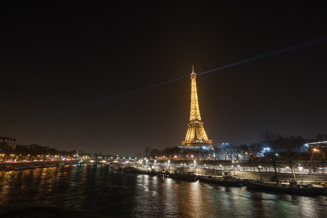 La Torre Eiffel completa por la noche