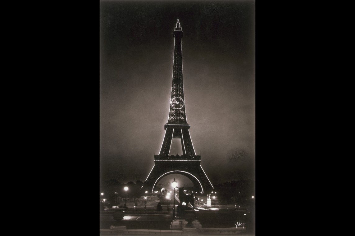 Torre Eiffel iluminada reloj