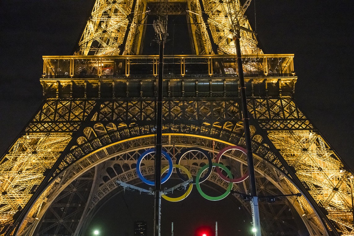 Foto de la instalación de los anillos en la Torre Eiffel