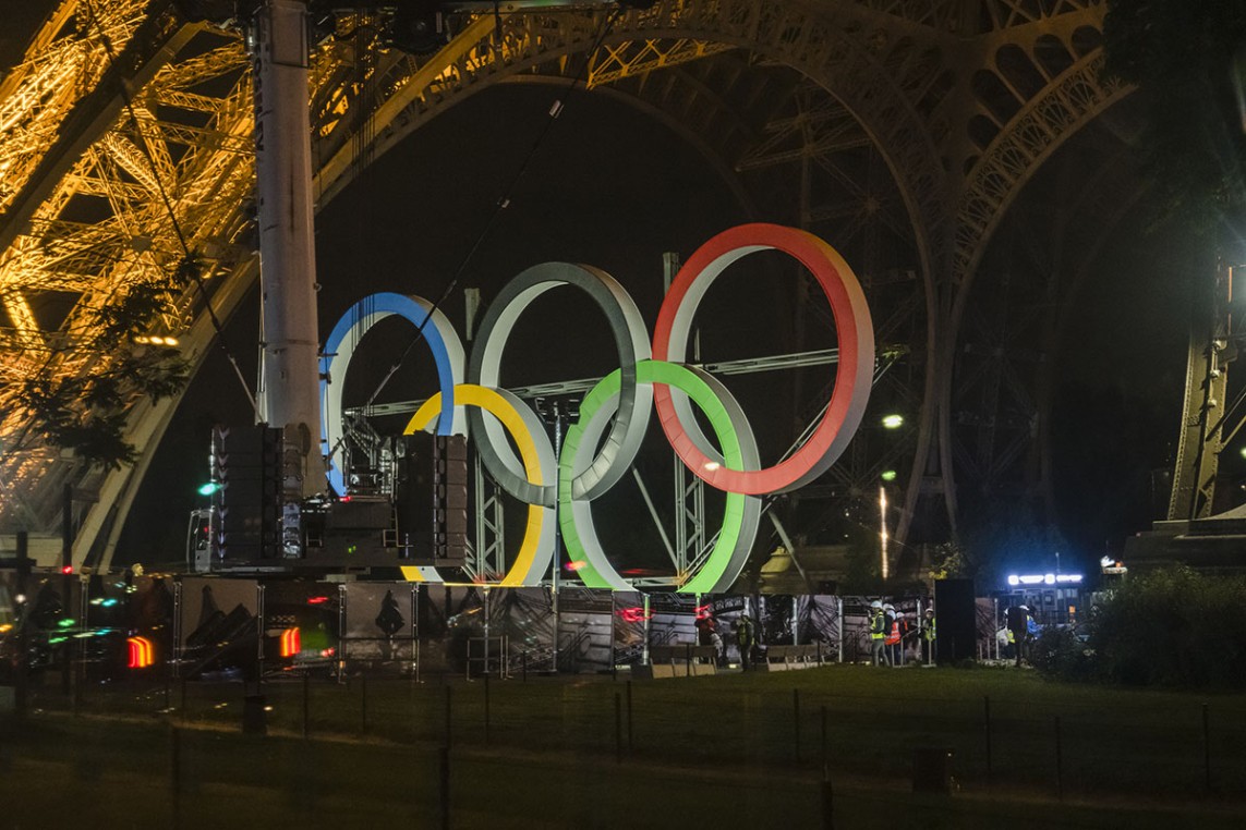 Foto de la instalación de los anillos en la Torre Eiffel