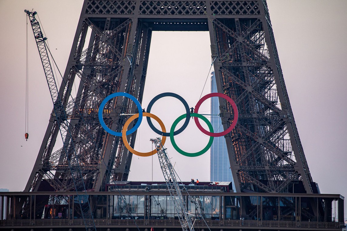 Foto de la instalación de los anillos en la Torre Eiffel