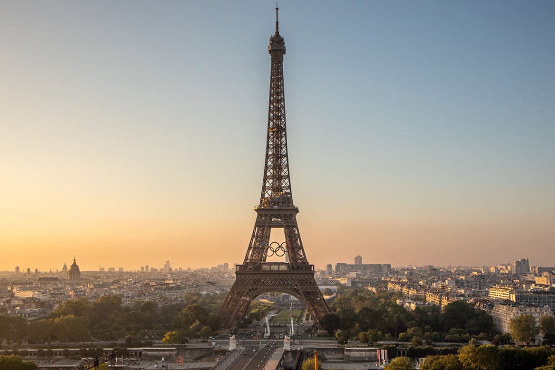Foto de la instalación de los anillos en la Torre Eiffel